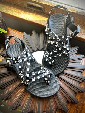 Chaco Classic Z Sandals Black White Pattern Women’s Size 6 / 4.5 youth